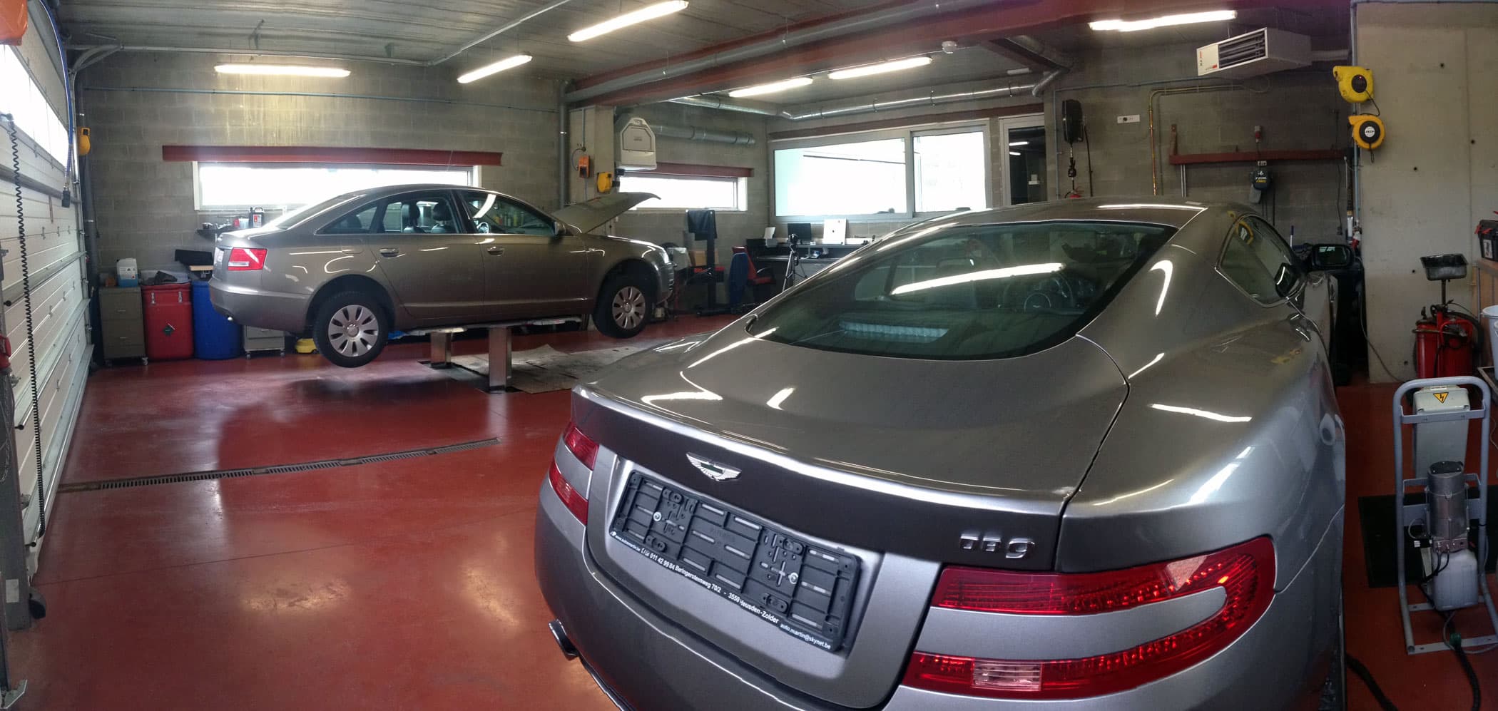 Herstelling in de werkplaats van Auto's Martin, met moderne apparatuur