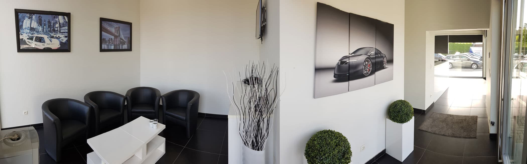 De wachtruimte van Auto's Martin met zithoek