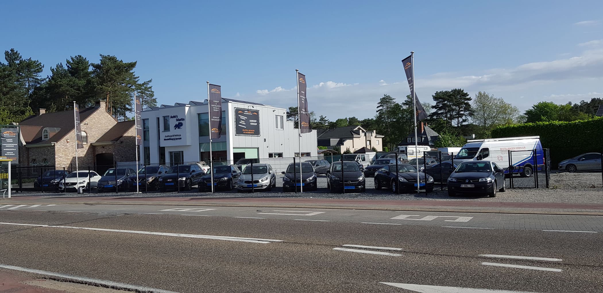 Auto's Martin aan de Beringersteenweg in Heusden-Zolder, gezien vanaf de straat